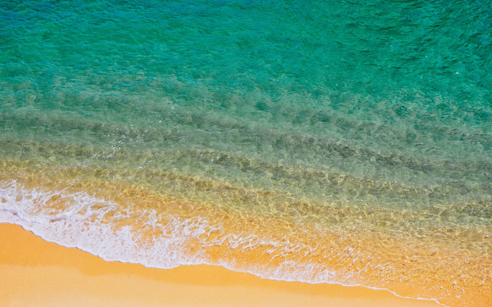 Голубая вода на желтом морском песке