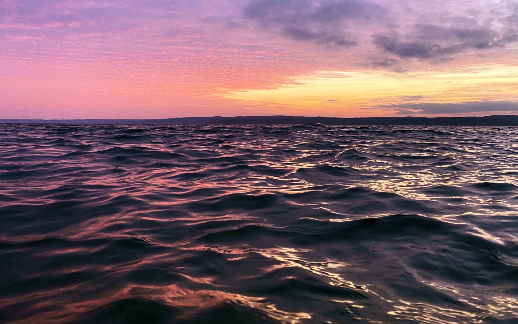 Розовый закат солнца над спокойным море