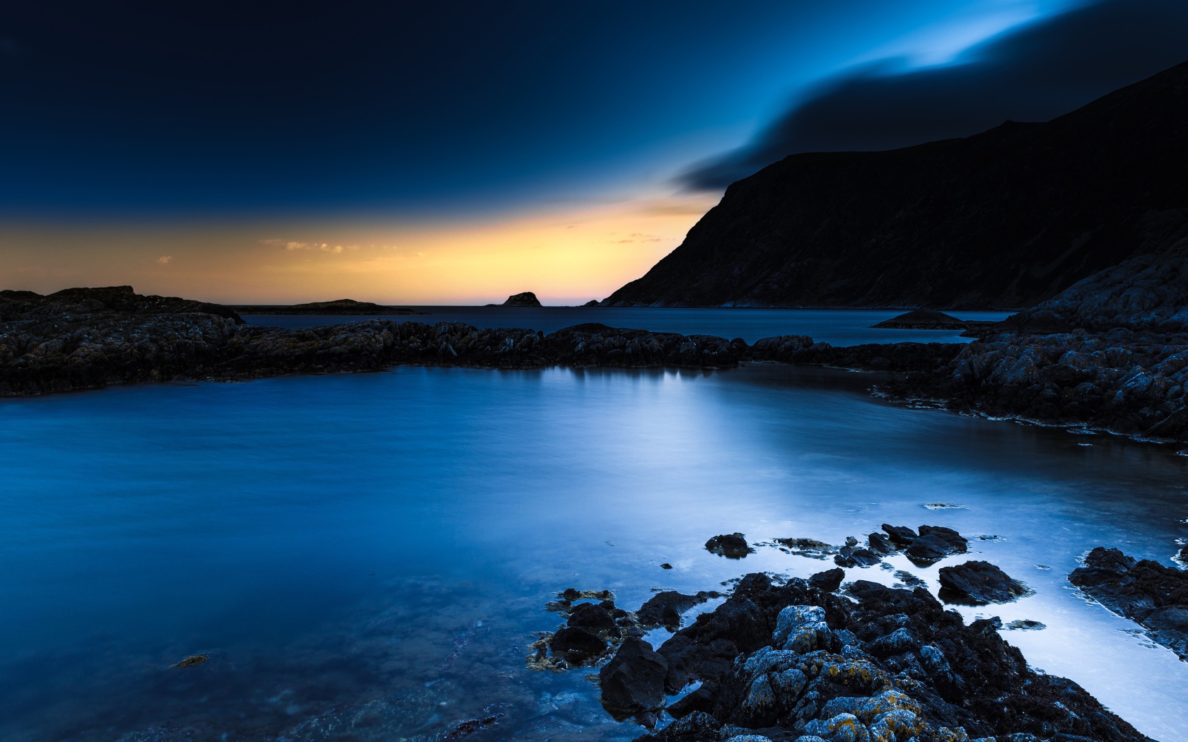 Скалистые берега в заливе океана 