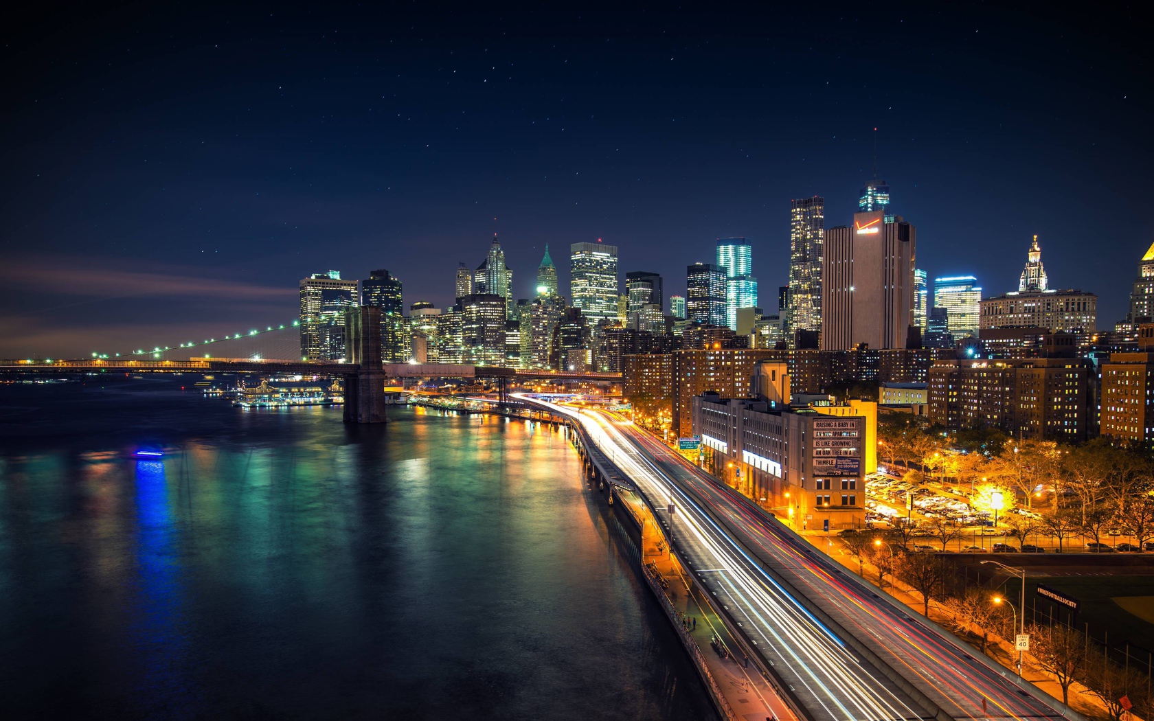 Вид на красивый ночной город у океана 