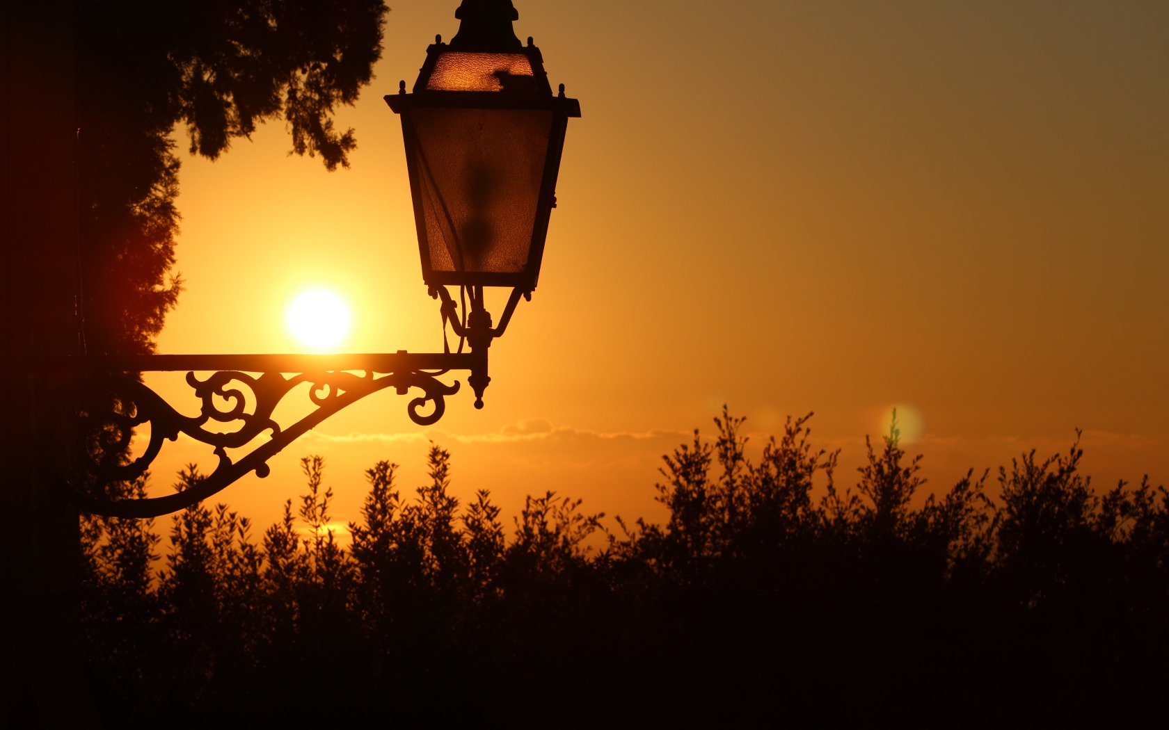 Фонарь на дома на закате солнца