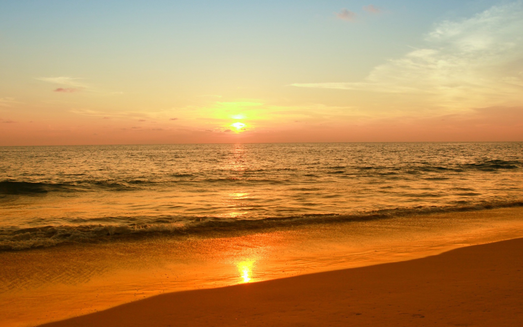 Закат солнца в небе над морем летом 