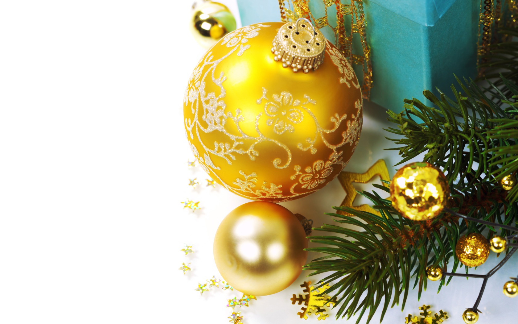 Красивые золотистые елочные шарики на новый год