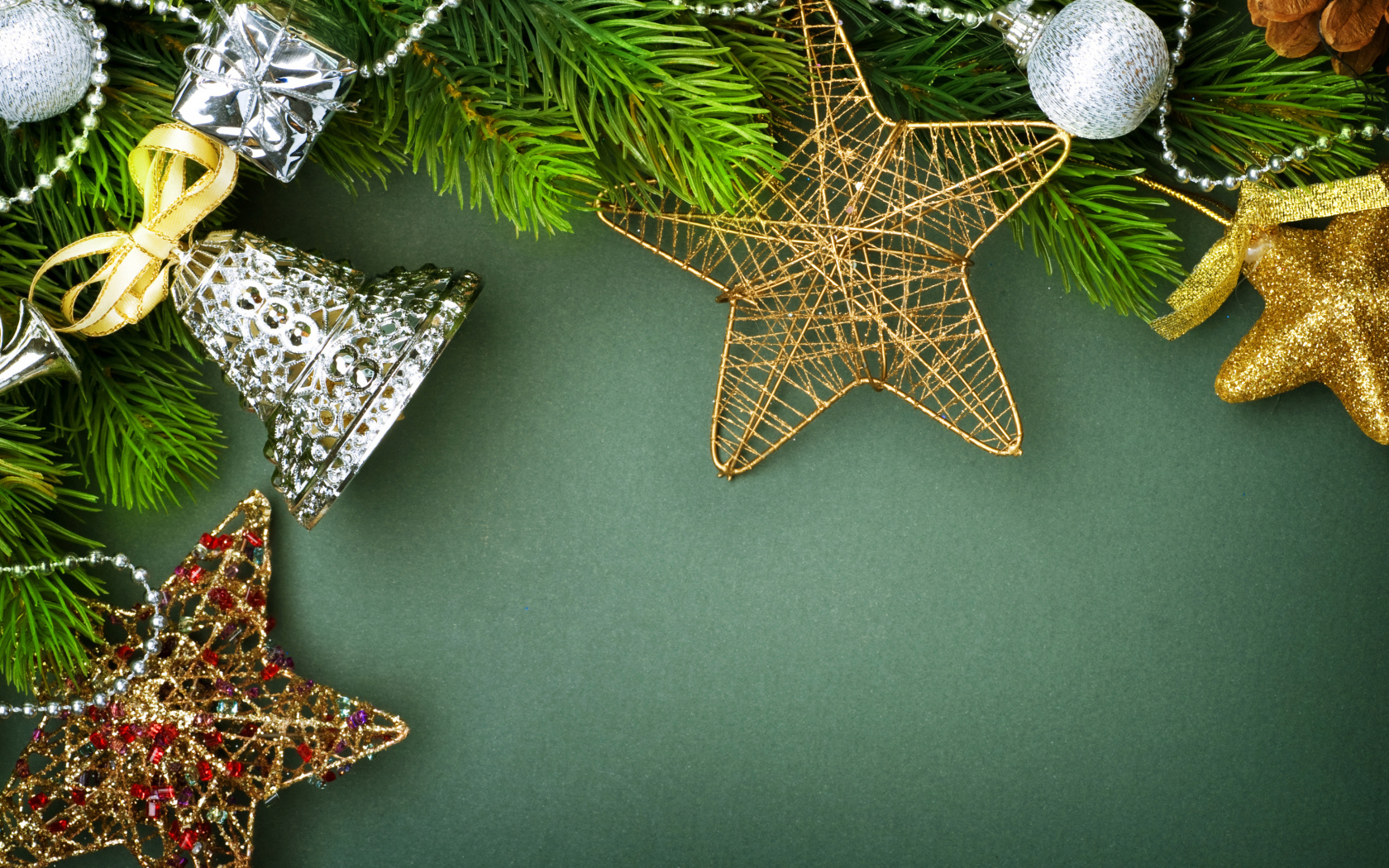 Шаблон для новогодней открытки с игрушками на зеленом фоне