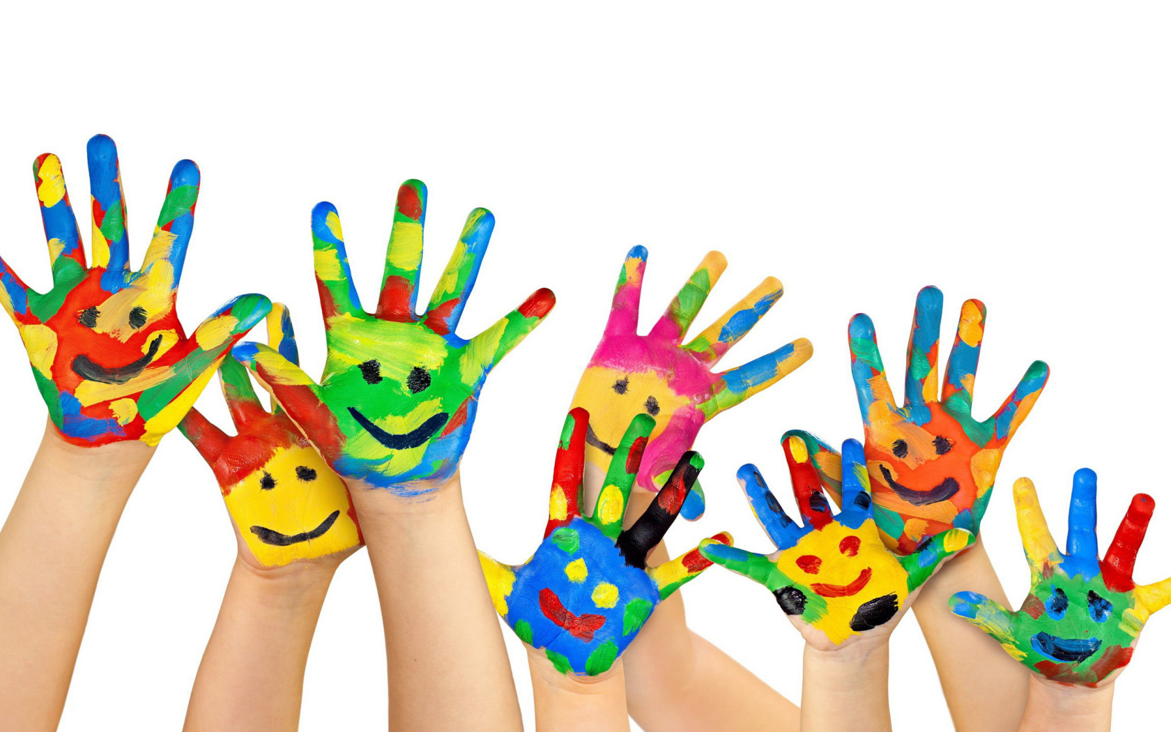 Смайлики нарисованы красками на руках детей на белом фоне