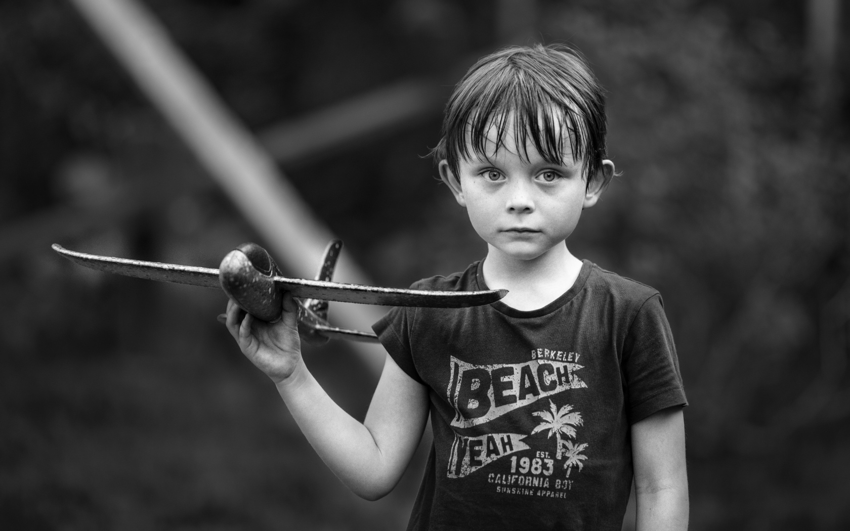 Маленький мальчик с самолетиком в руке 