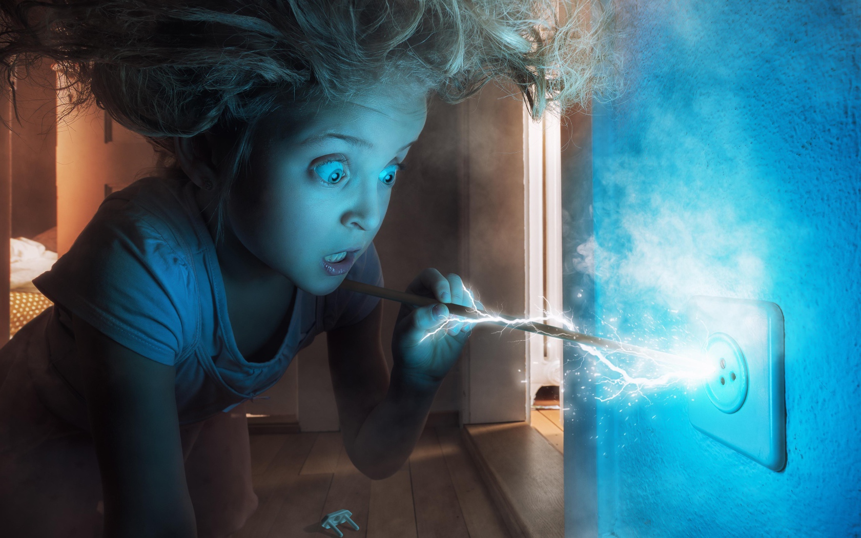 Маленькая девочка засунула палку в розетку 