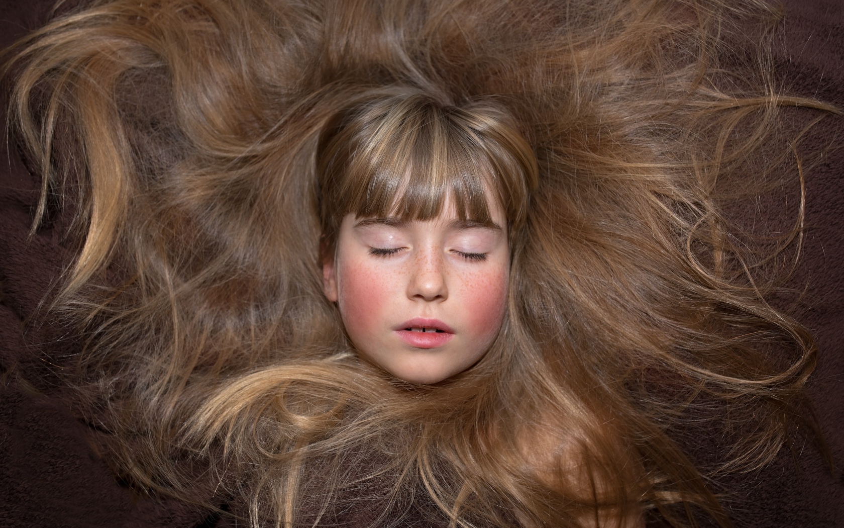 Маленькая спящая девочка с длинными волосами