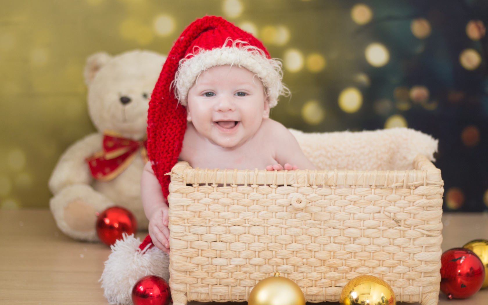 Улыбающийся малыш в корзине на новый год 