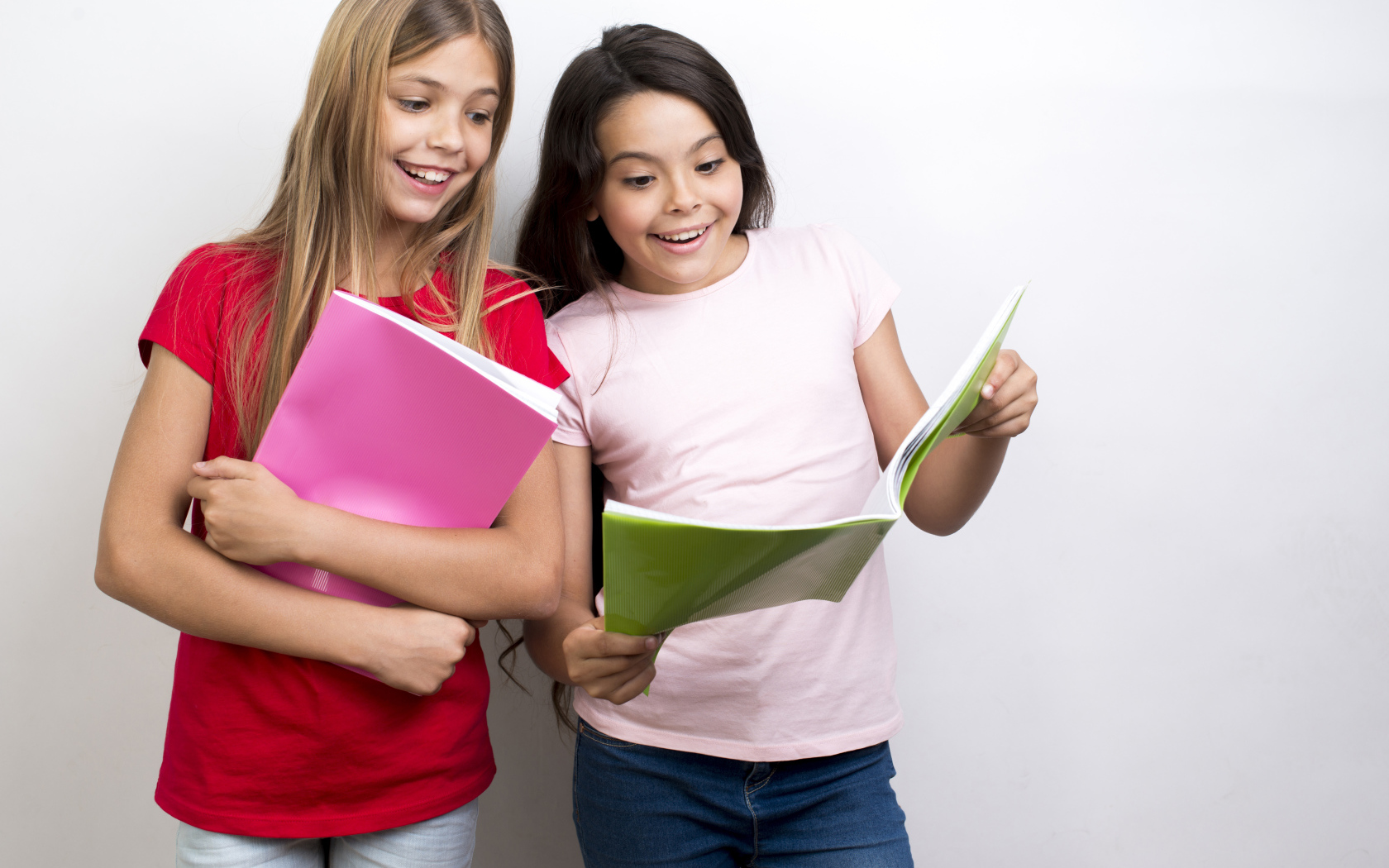 Две маленькие девочки школьницы с тетрадями