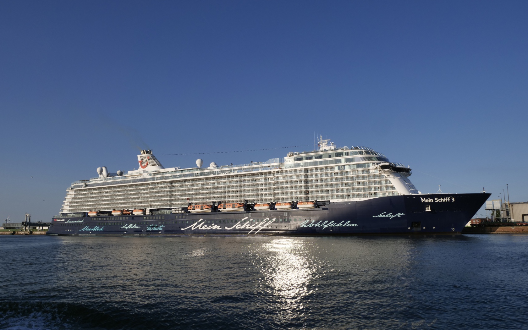 Большое круизное судно Mein Schiff  в море 