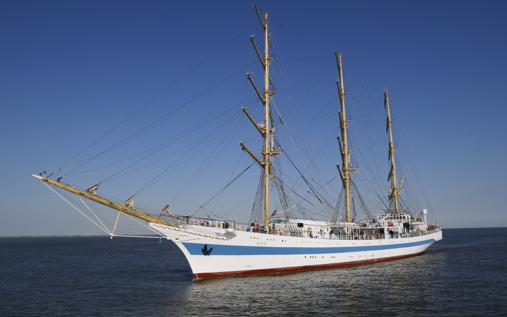 Большой корабль с опущенными парусами в море 