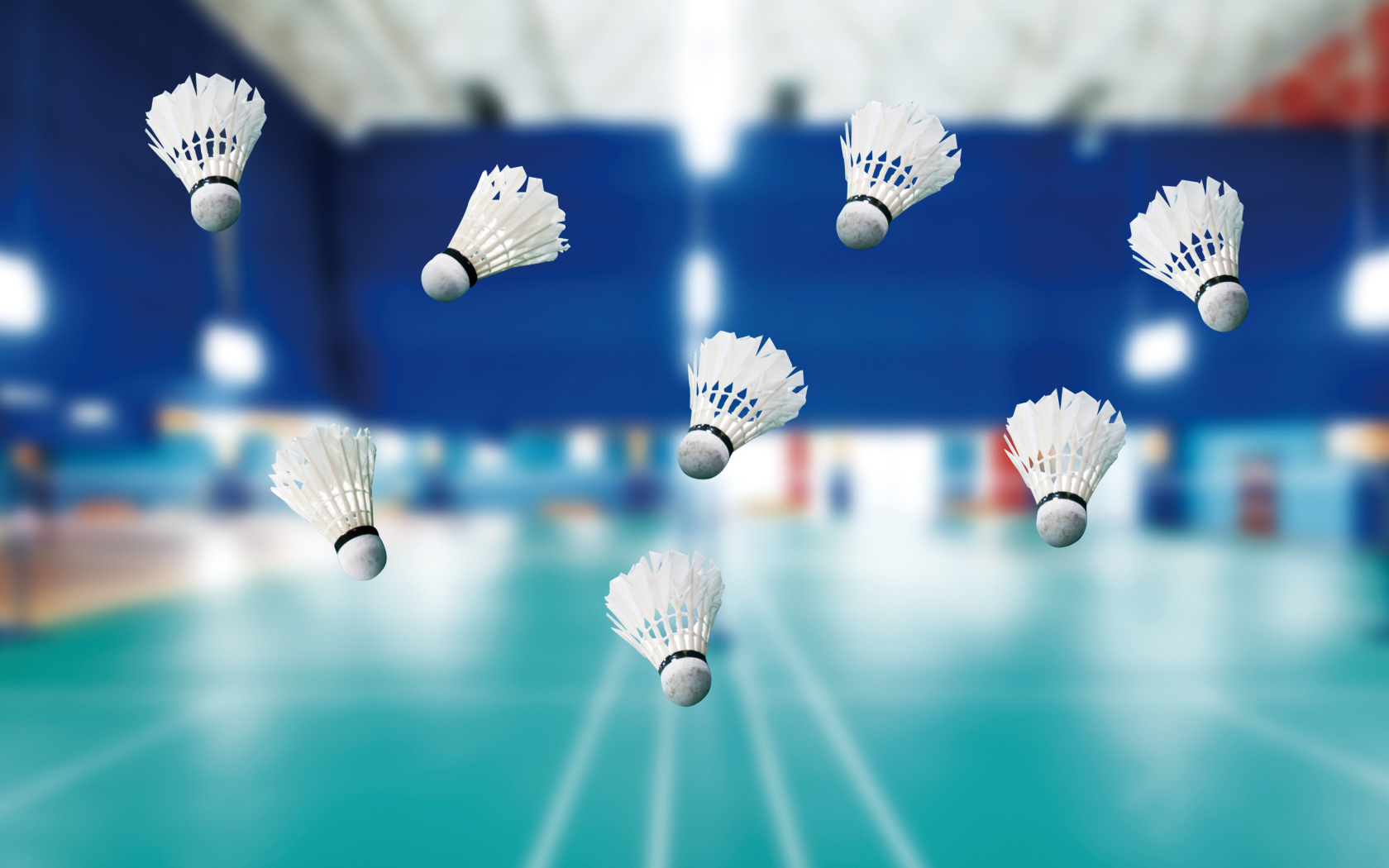 Воланчики в воздухе для игры в бадминтон