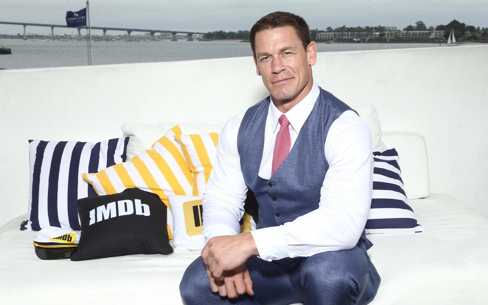 Рестлер Джон Сина в костюме сидит на диване