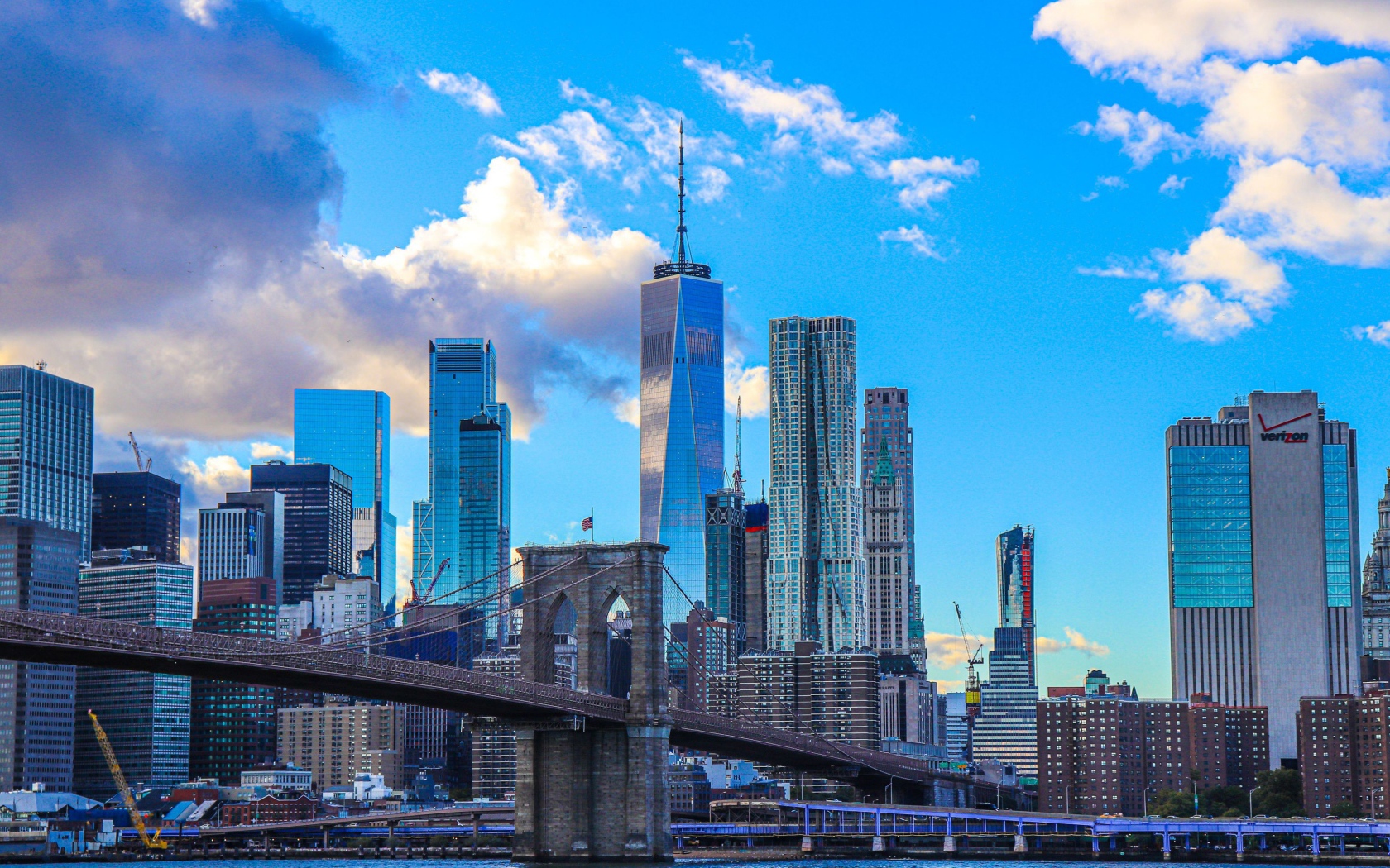 Мост ведет в город с небоскребами под голубым небом 