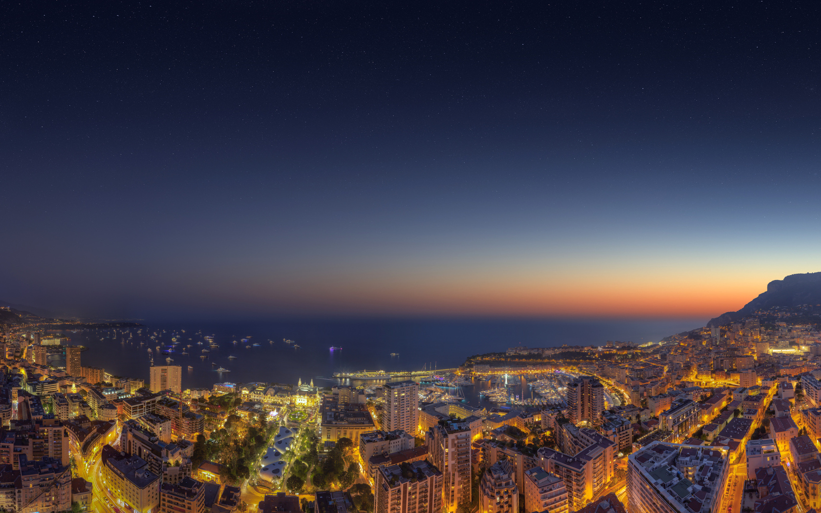 Вид на ночной город Монако под голубым небом