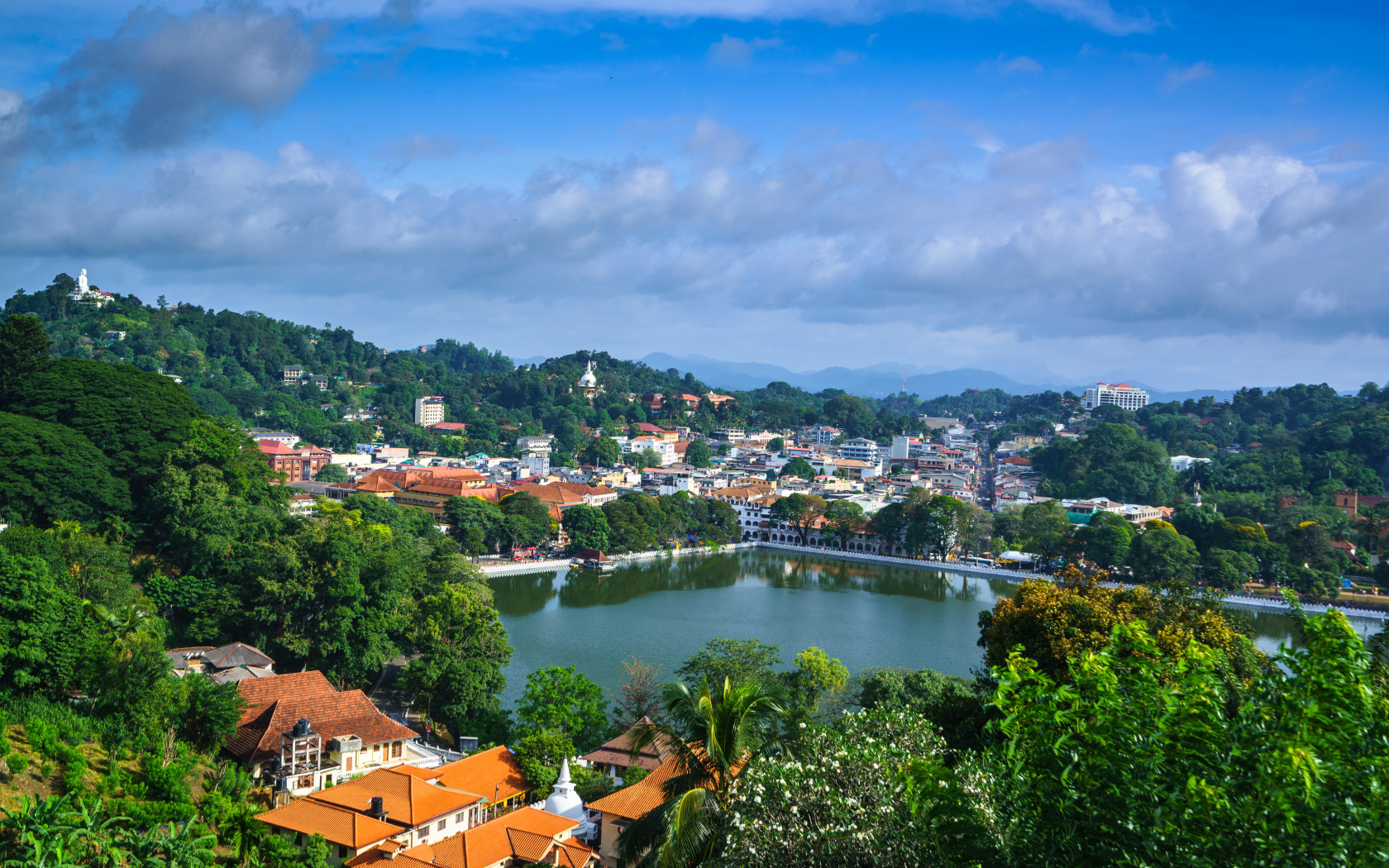 Красивый вид на дома около океана под голубым небом, Шри - Ланка. Азия