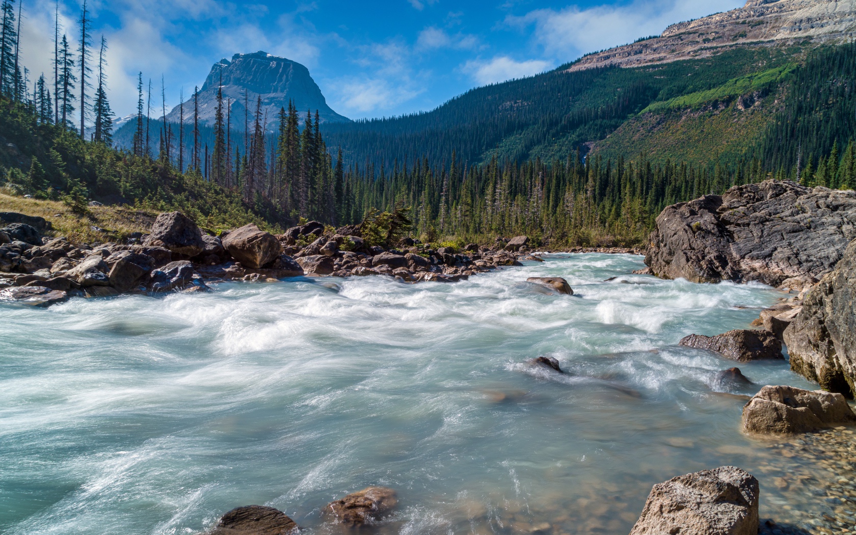 Быстрая холодная горная река, Канада
