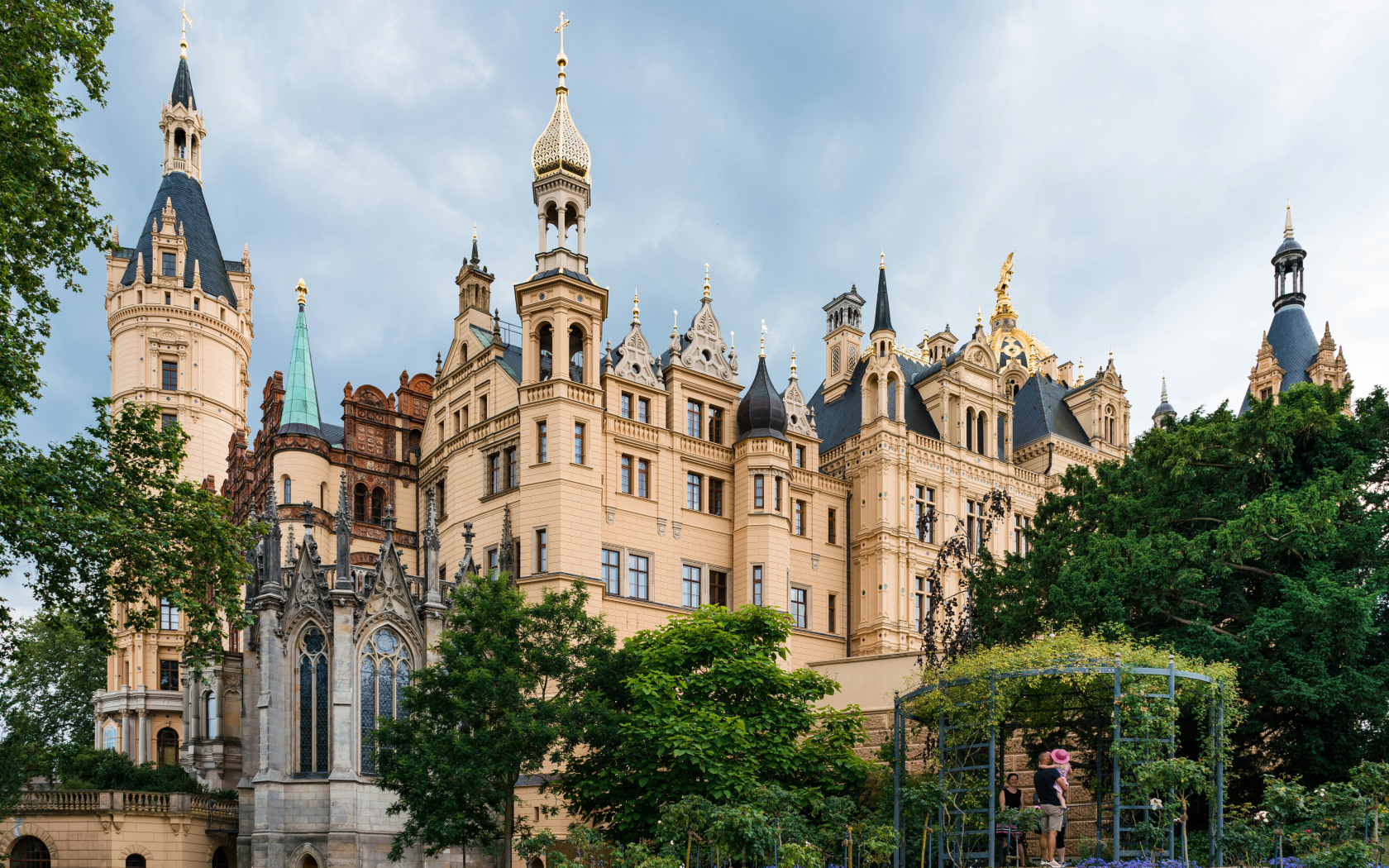 Красивый старинный Шверинский замок, Германия