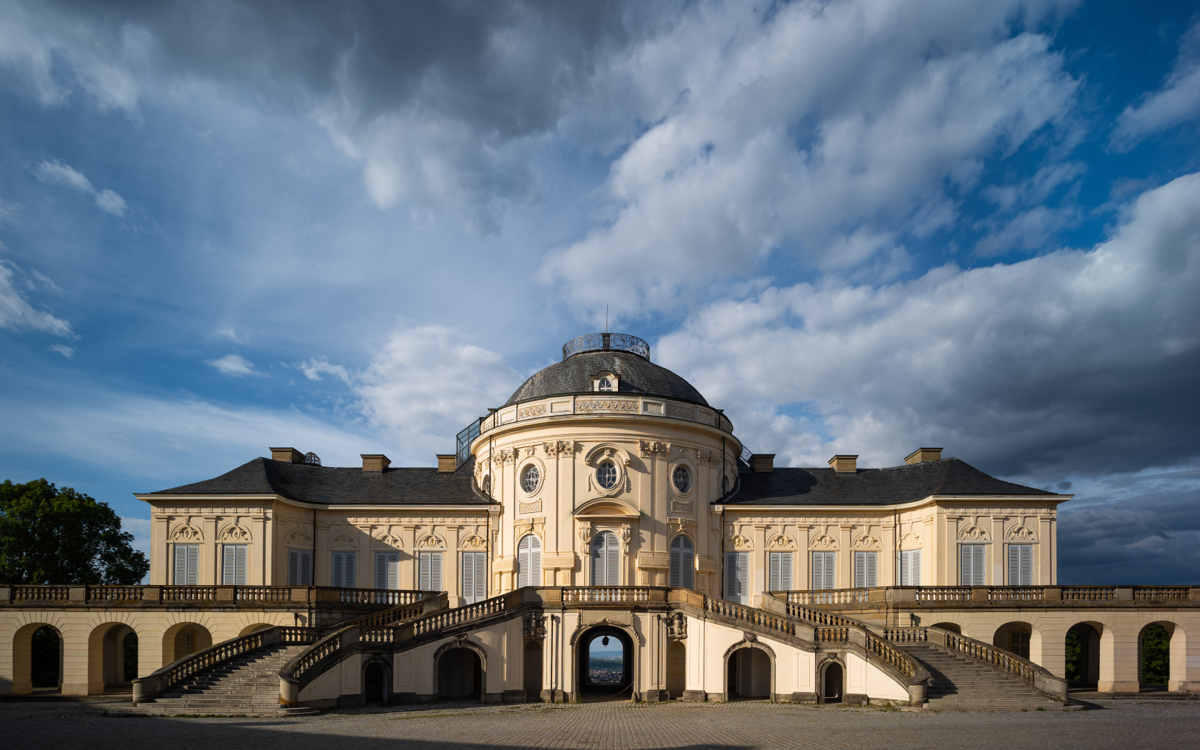 Красивый старый дом под небом с белыми облаками, Германия