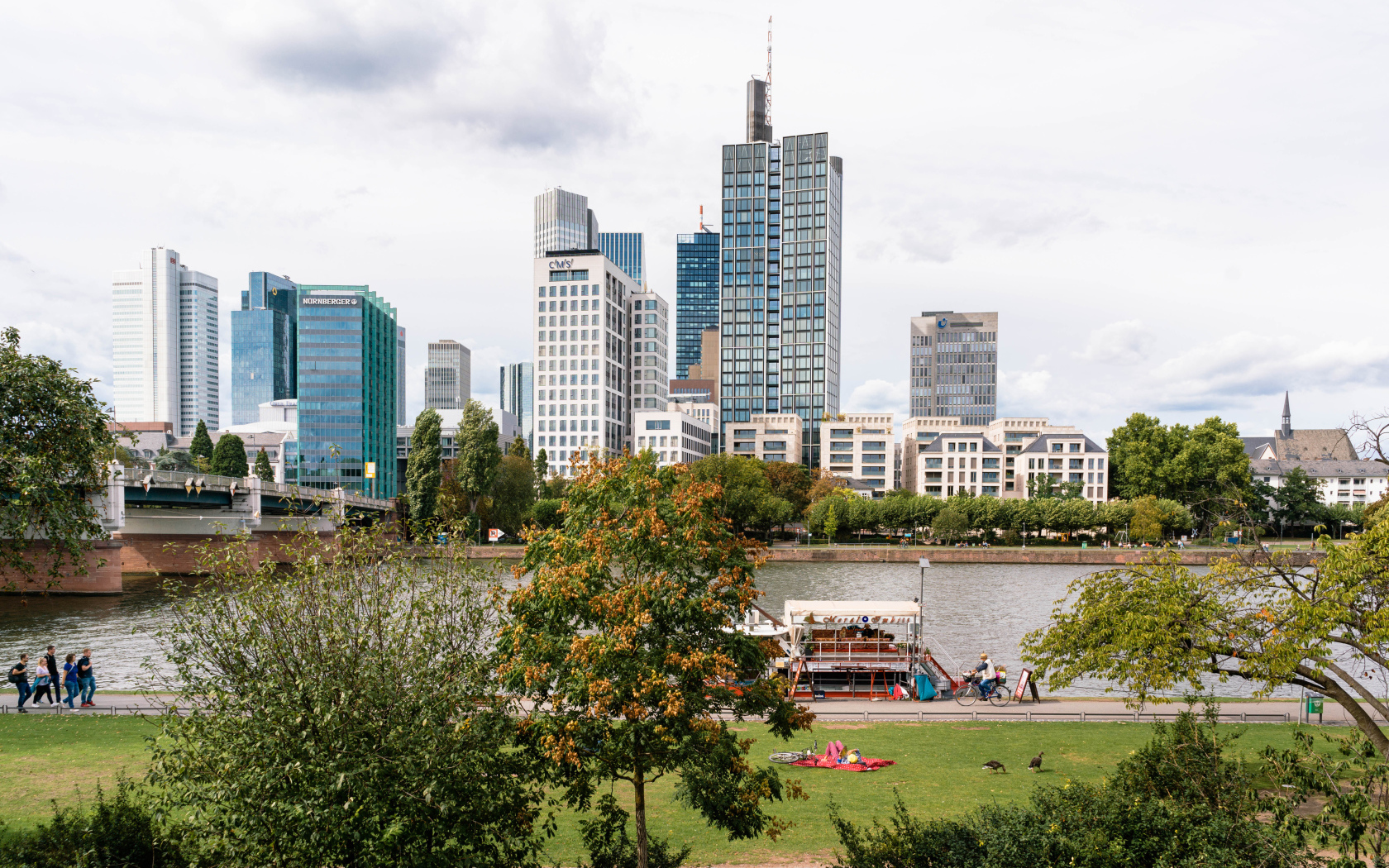Красивый вид на небоскребы у реки, Германия 
