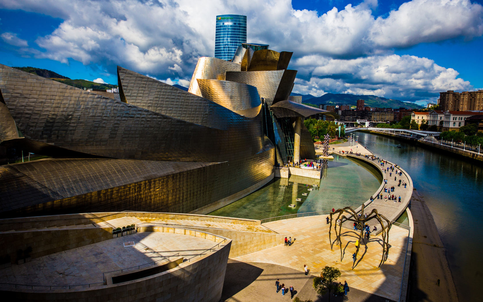 Необычное здание музея Гуггенхайма в Бильбао, Испания