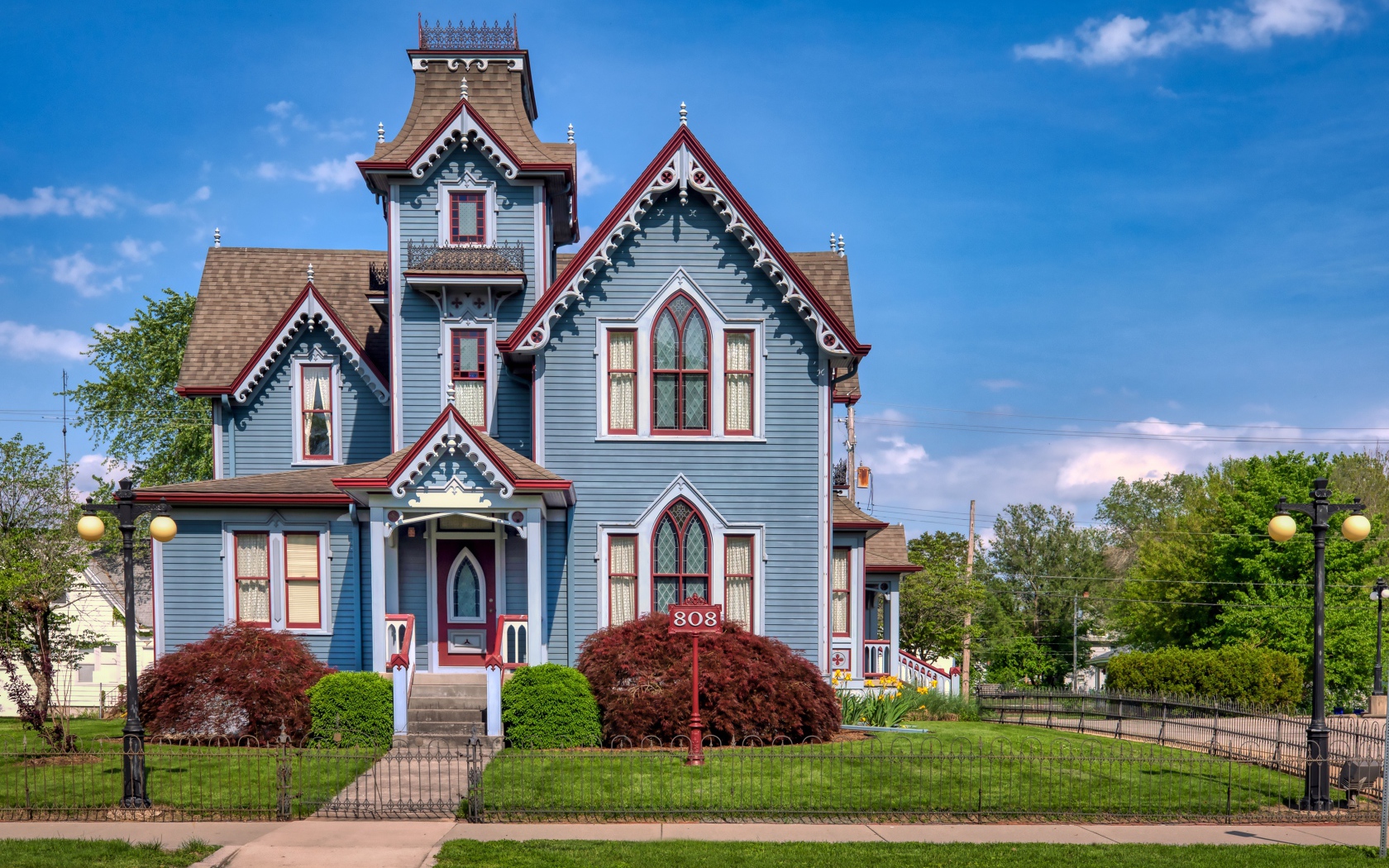 Большой двухэтажный дом на улице, США