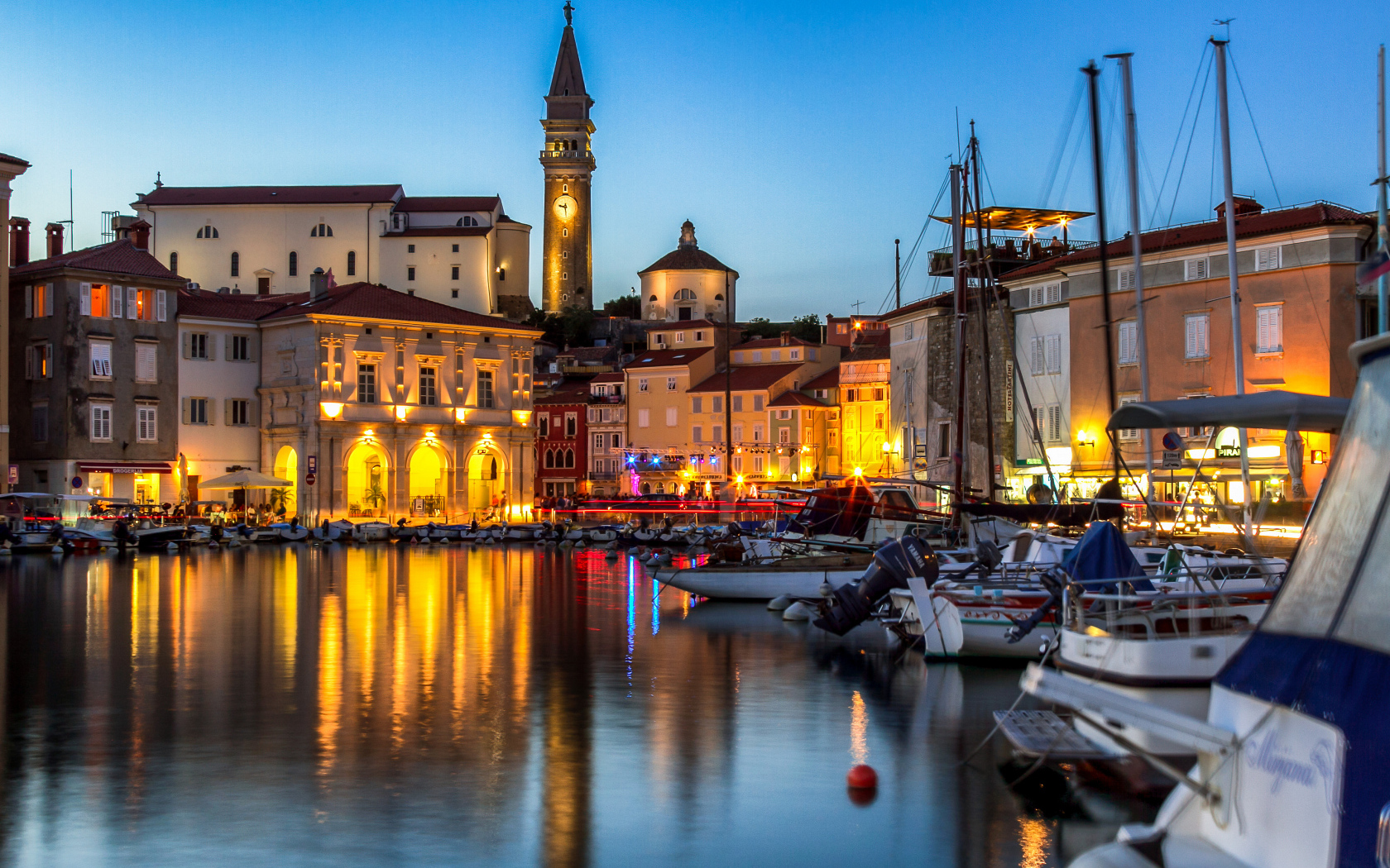 Дома на берегу реки ночью, Словения