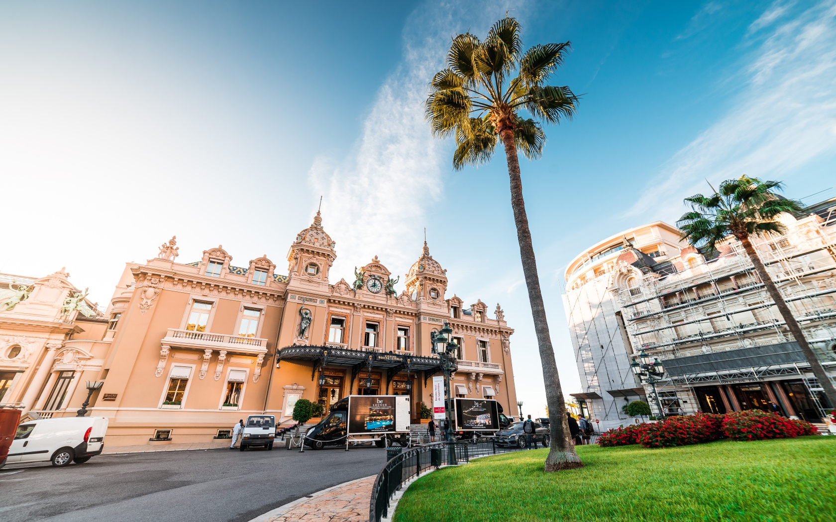 Центр города Монте Карло под голубым небом, Монако