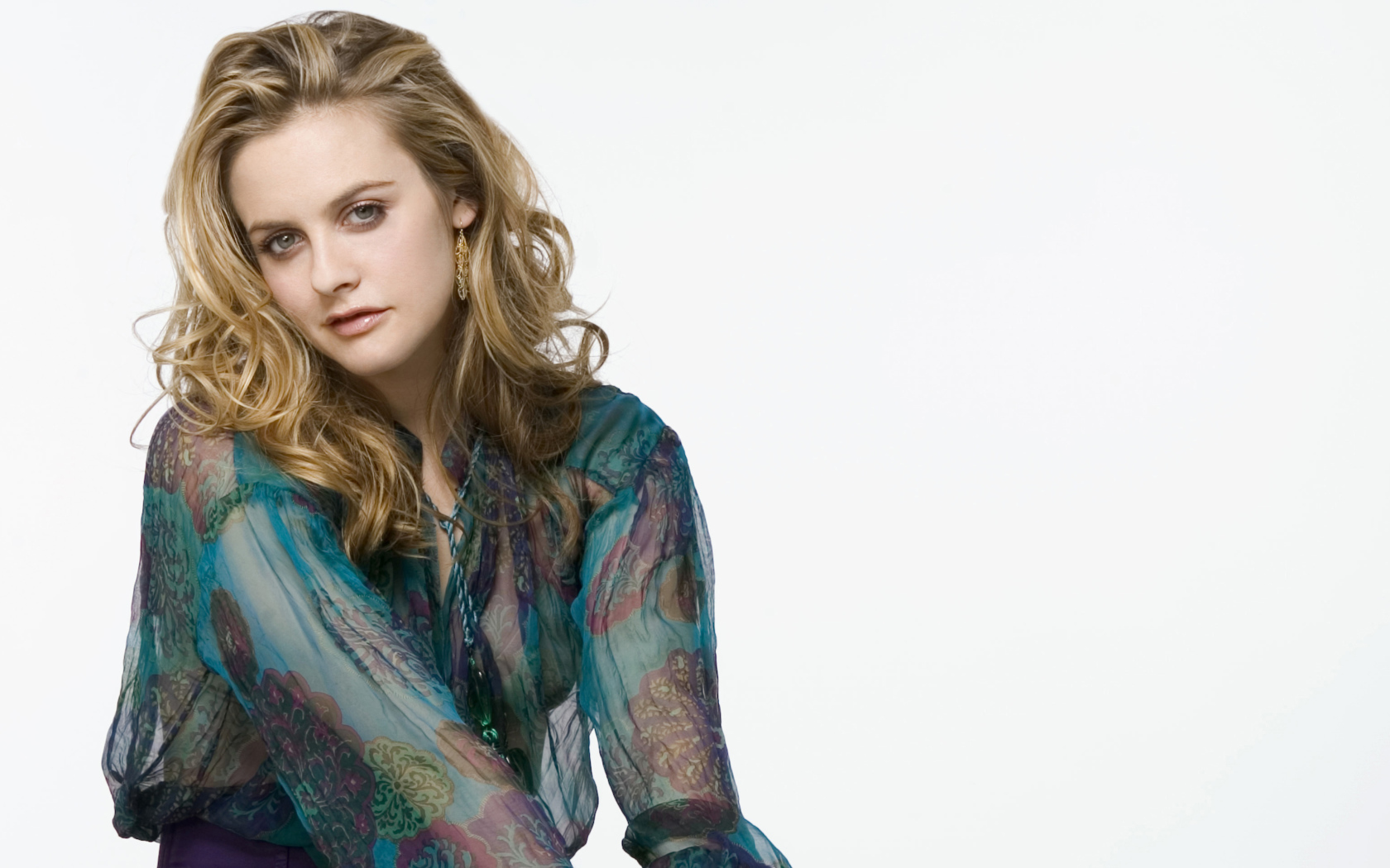 Актриса Алисия Сильверстоун на белом фоне