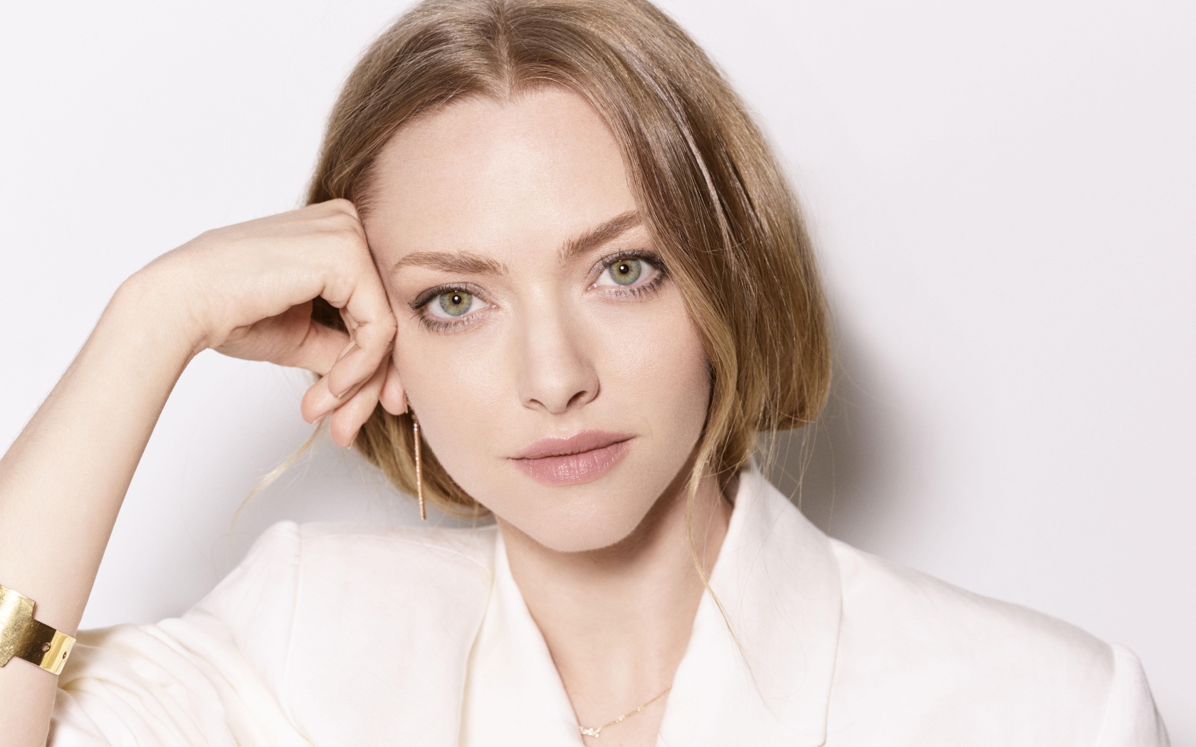 Актриса Аманда Сейфрид в белой рубашке 