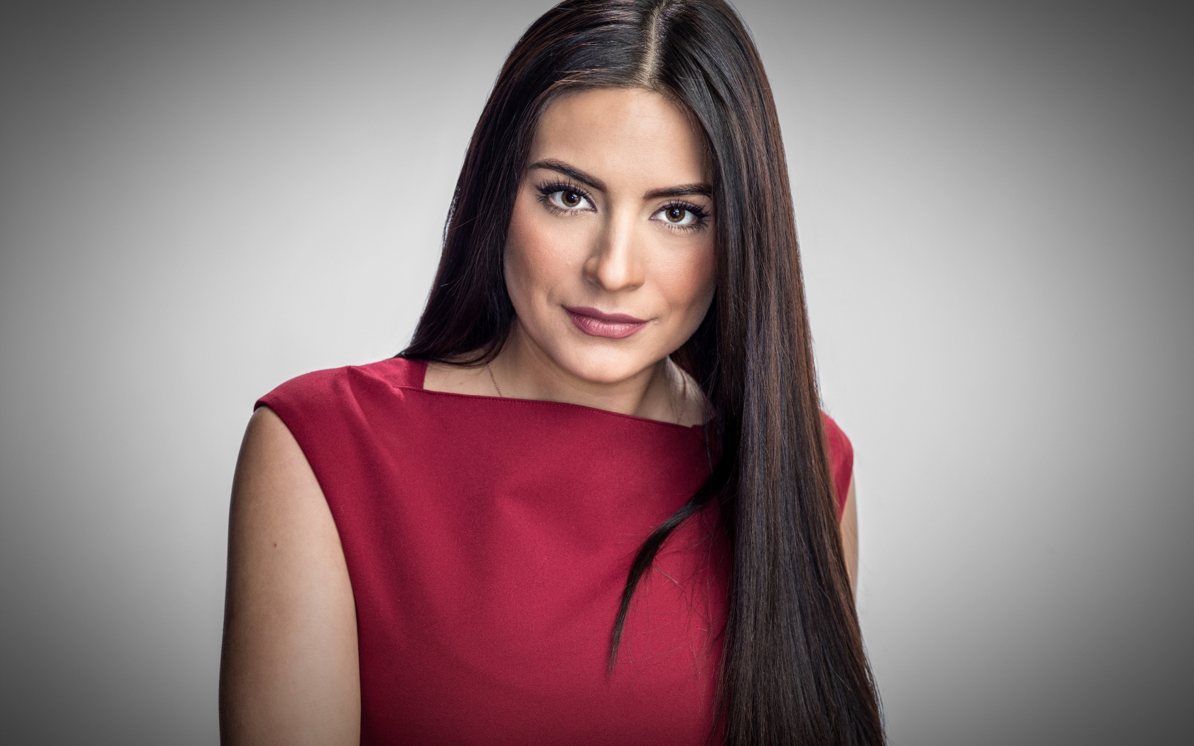 Актриса Ана Бренда Контрерас в красном платье на сером фоне
