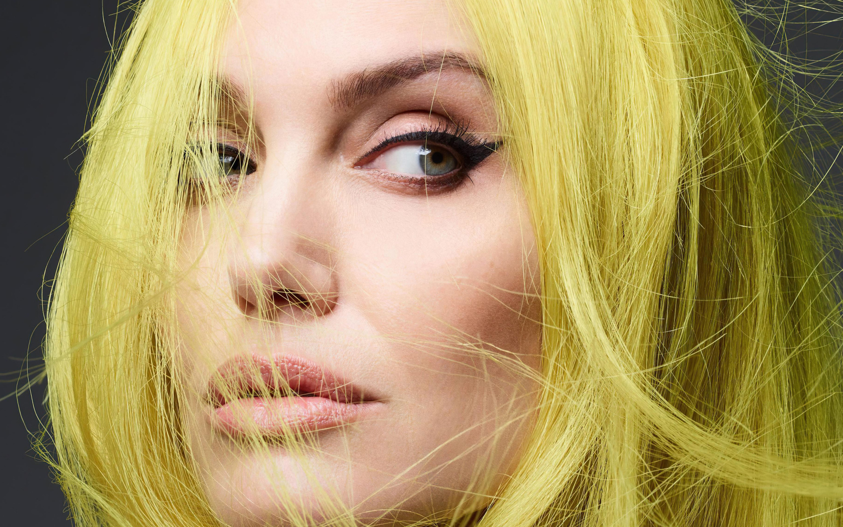 Актриса Анджелина Джоли с белыми волосами 