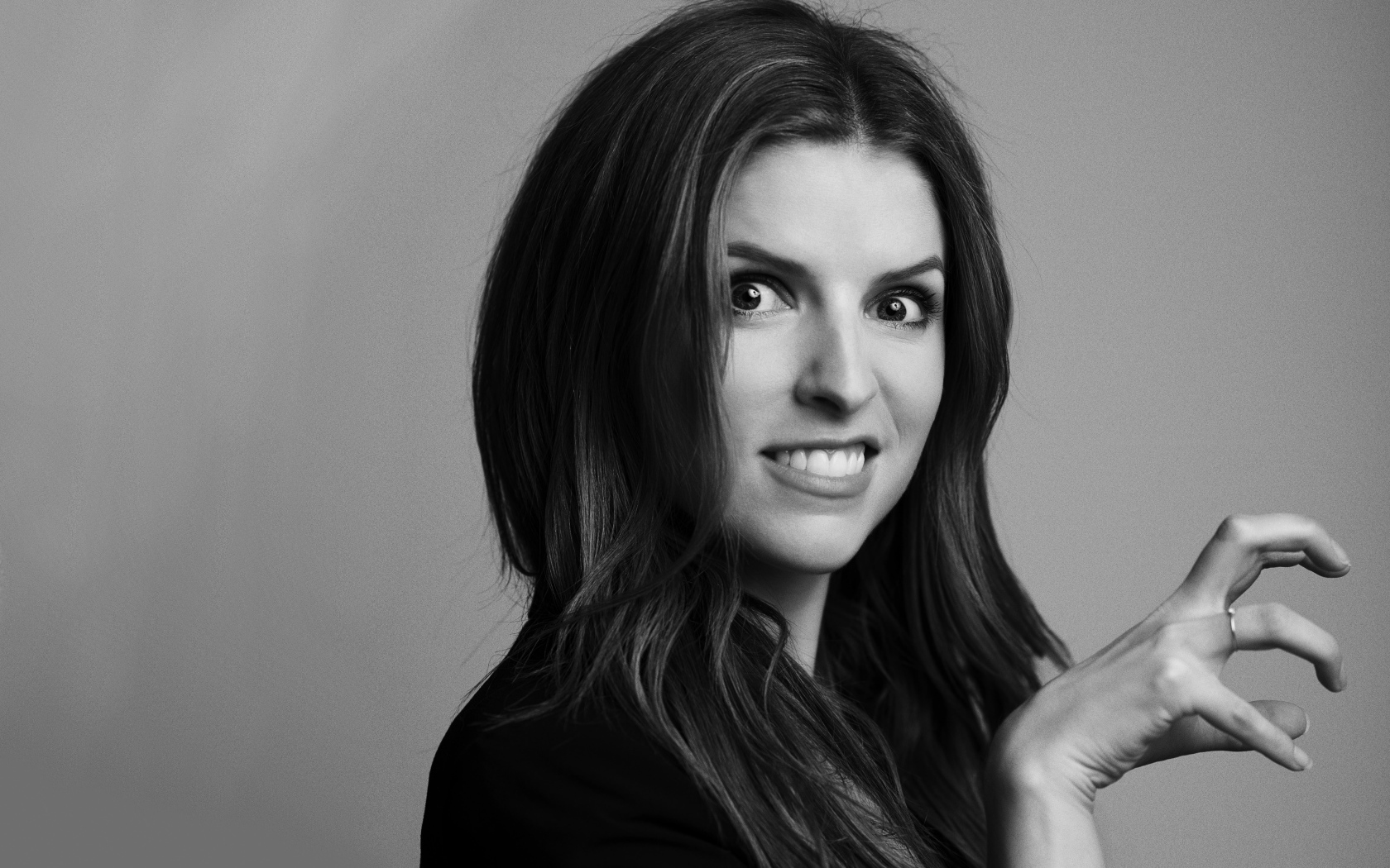 Актриса Анна Кендрик черно - белое фото