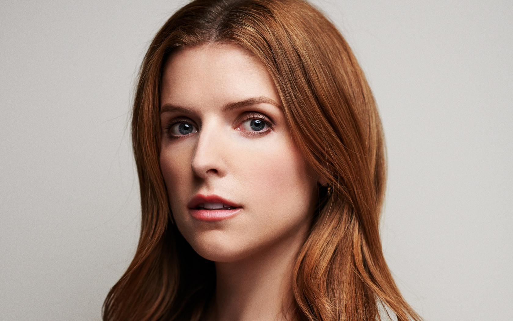 Актриса Анна Кендрик лицо крупным планом