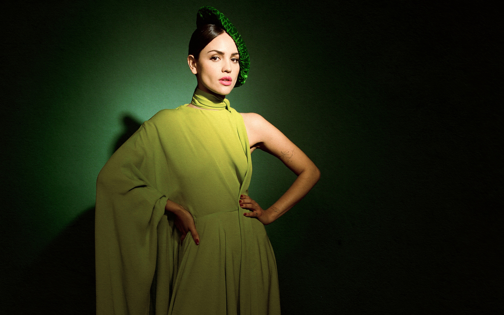 Актриса Эйса Гонсалес в платье на зеленом фоне