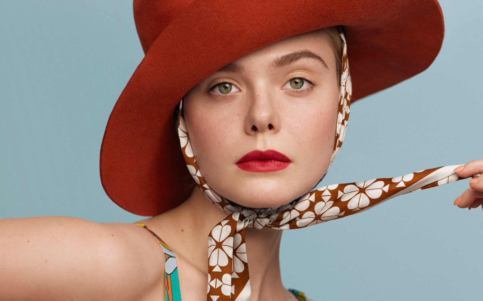 Актриса Эль Фэннинг в красной шляпе 