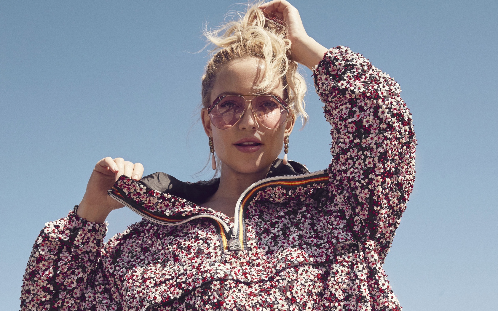 Актриса Кейт Хадсон в цветастой куртке на фоне неба