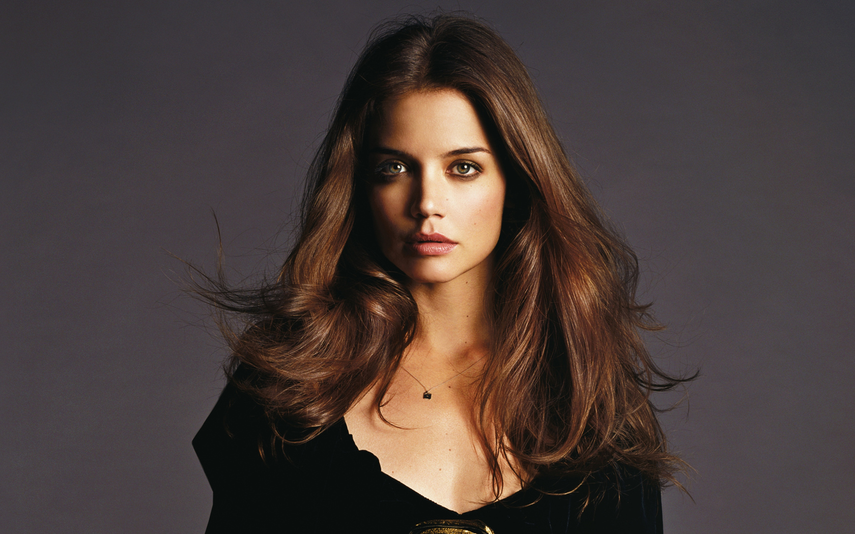 Актриса Кэти Холмс на сером фоне