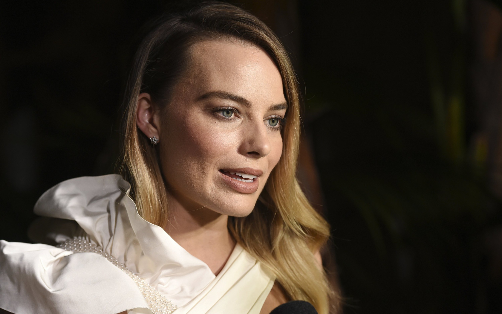 Актриса Марго Робби дает интервью 