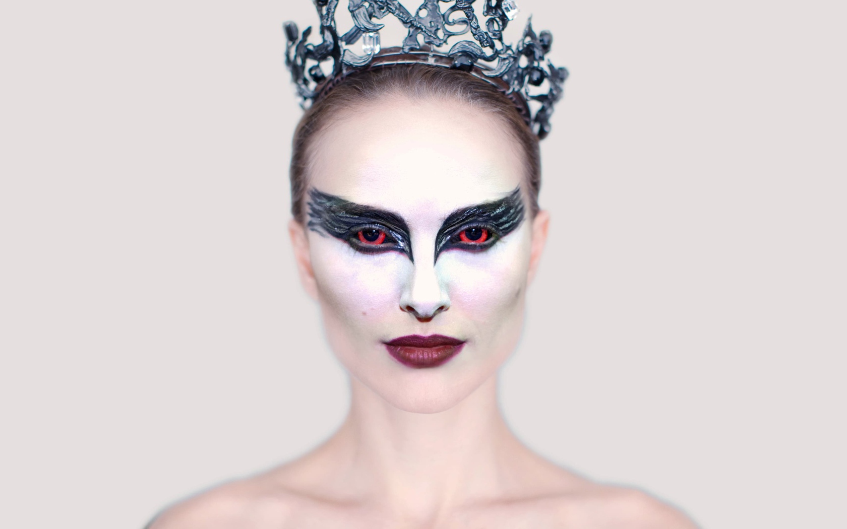 Актриса Натали Портман в образе черного лебедя