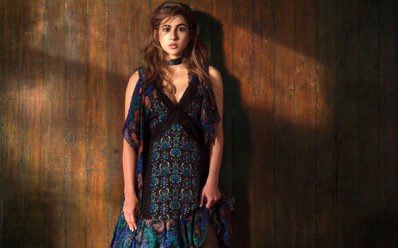 Актриса Сара Али Хан в платье у стены