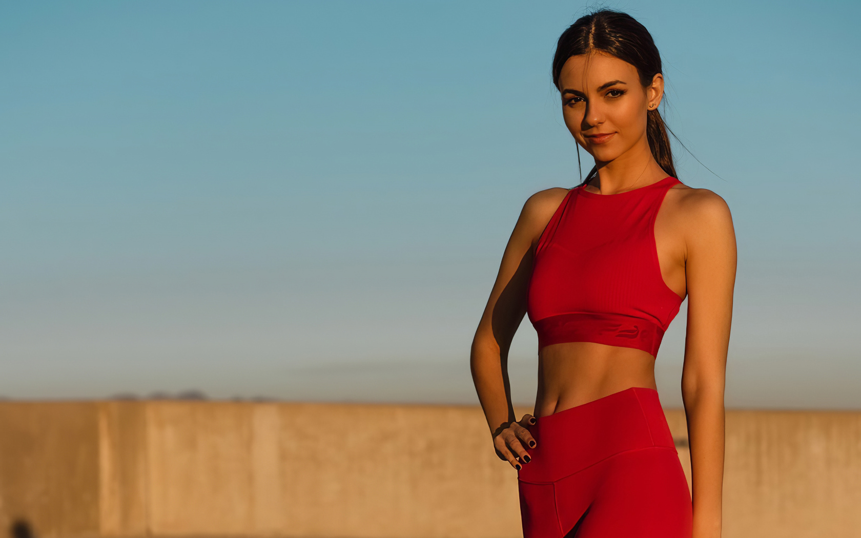 Актриса Виктория Джастис в красном костюме