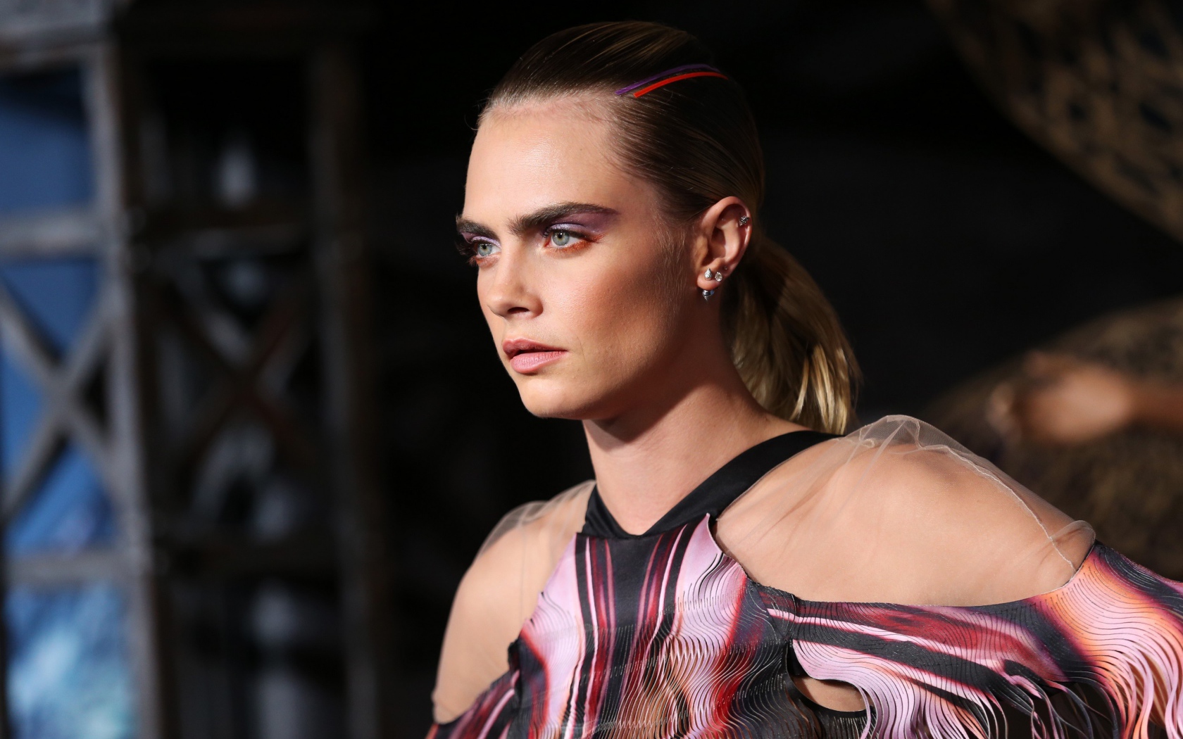 Актриса и модель Кара Делевинь в платье