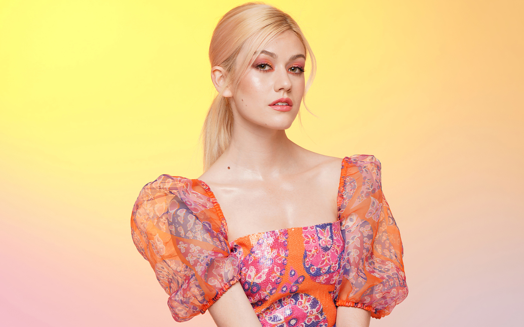 Американская актриса Кэтрин Макнамара в платье