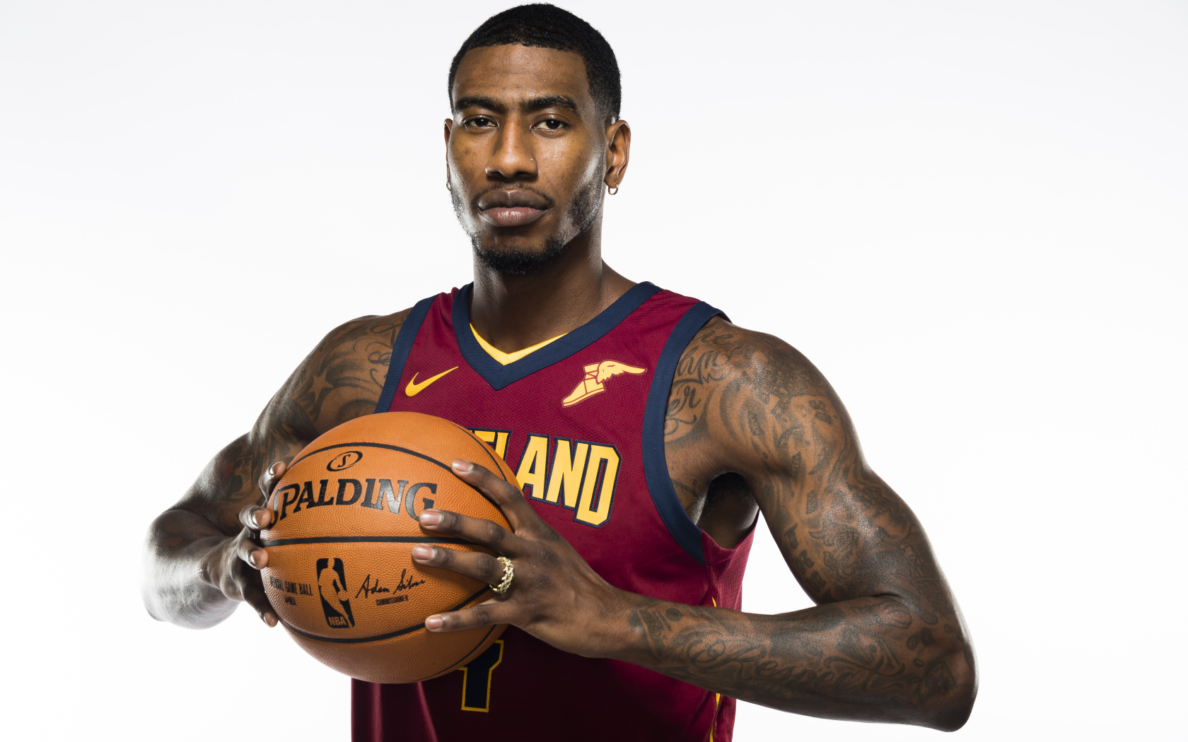 Американский баскетболист Иман Шамперт с мячом в руках на белом фоне