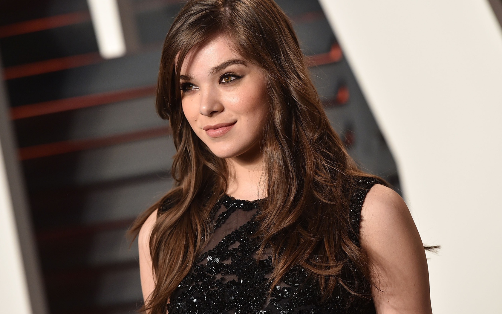 Красивая актриса Хейли Стейнфилд в черном платье