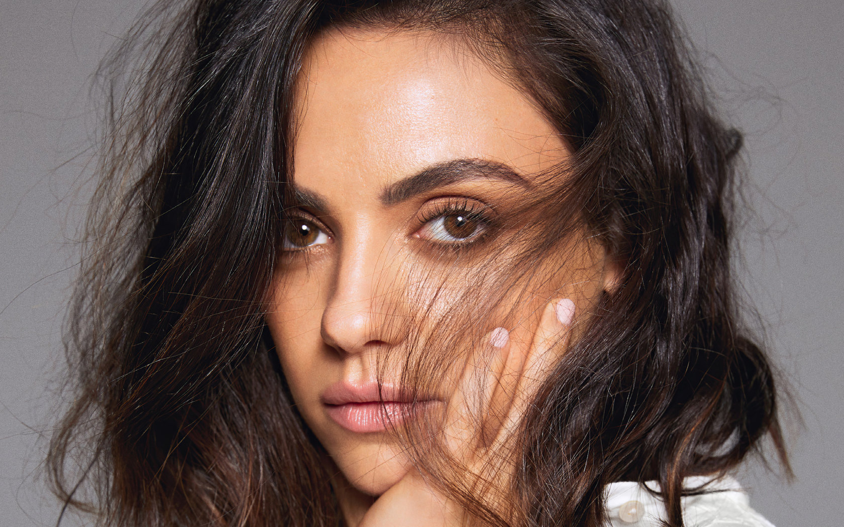 Красивая актриса Мила Кунис лицо крупным планом