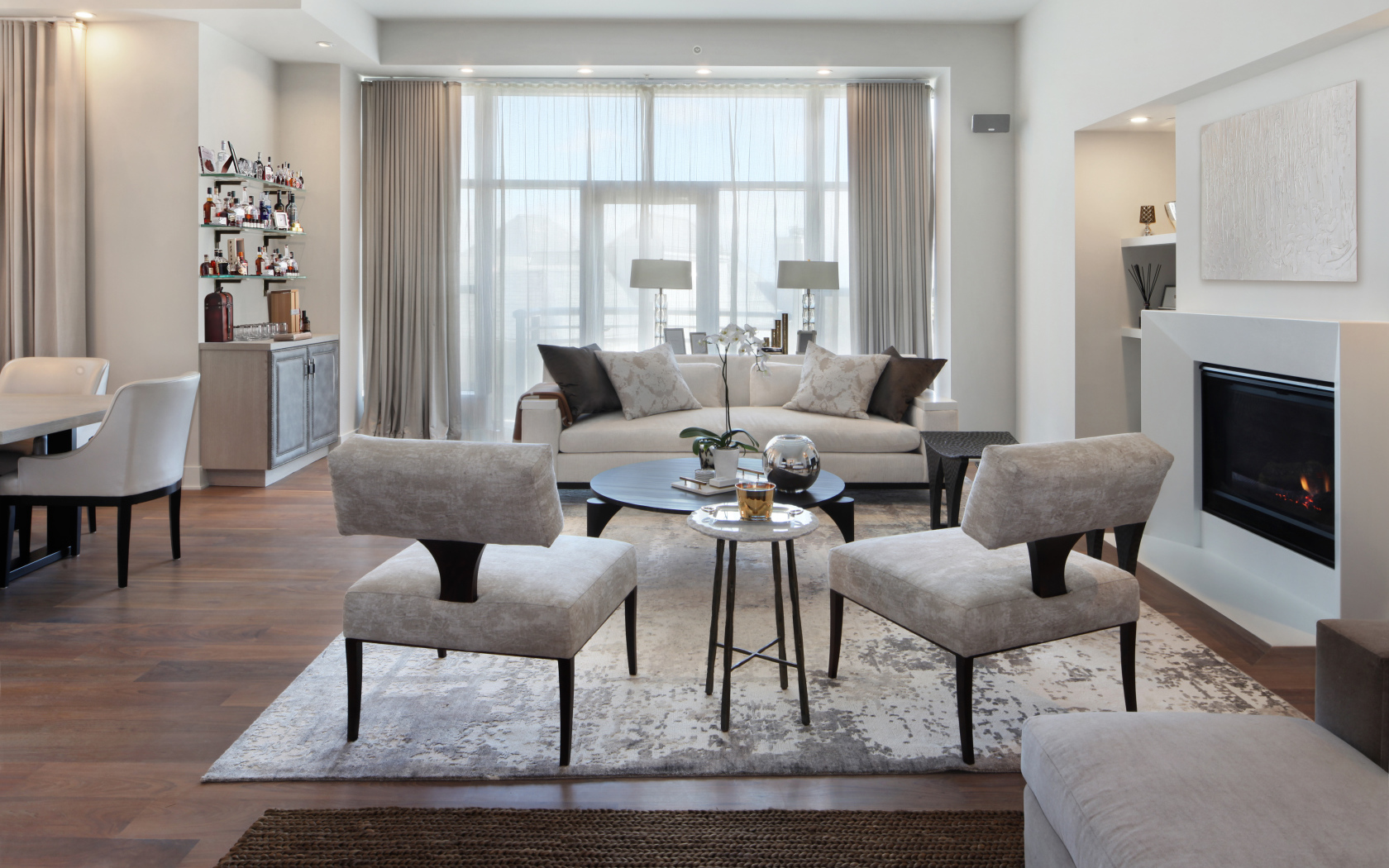 Красивая светлая гостиная с камином и большим окном