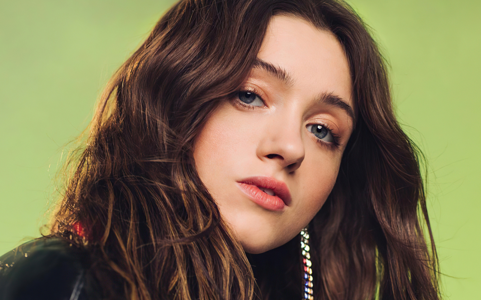 Красивая девушка  Наталия Дайер лицо крупным планом